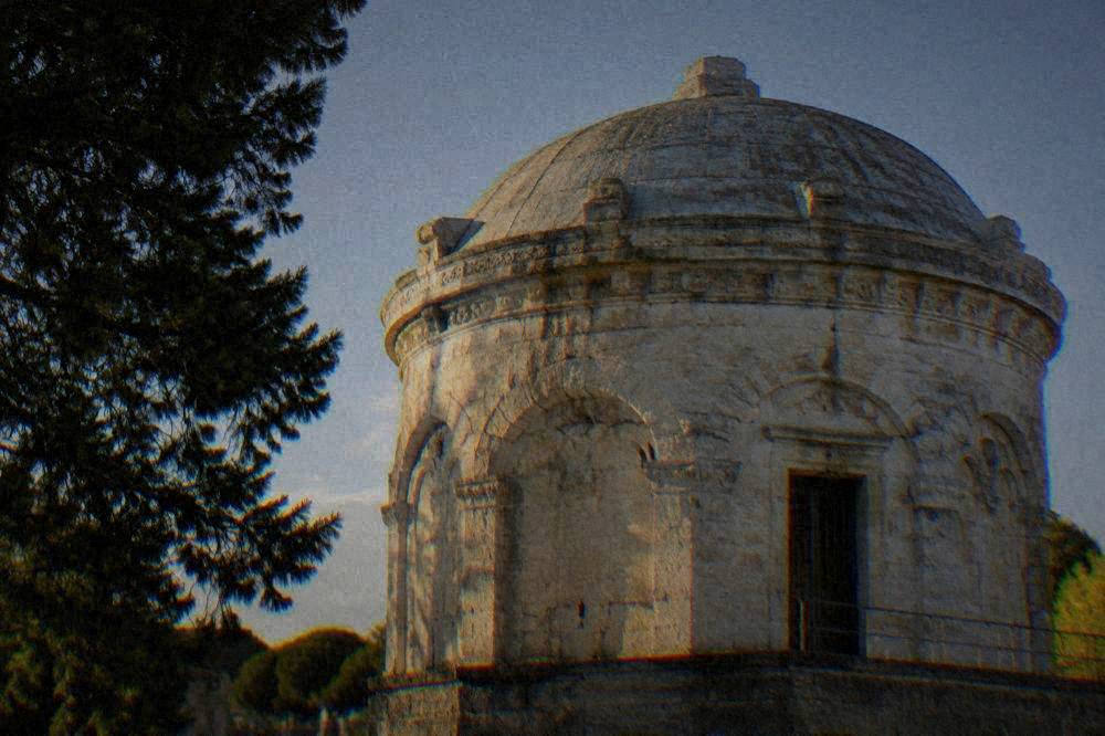 Close view of the mausoleum's upper storey and the single carved stone dome resting on the drum