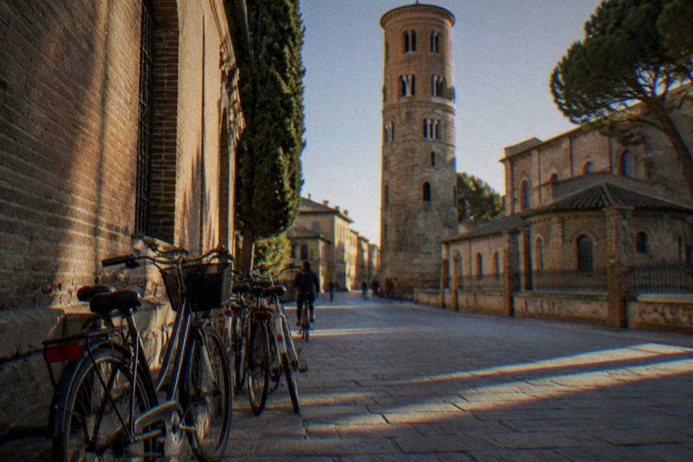 A sunny courtyard with drying laundry between Ravenna apartment buildings